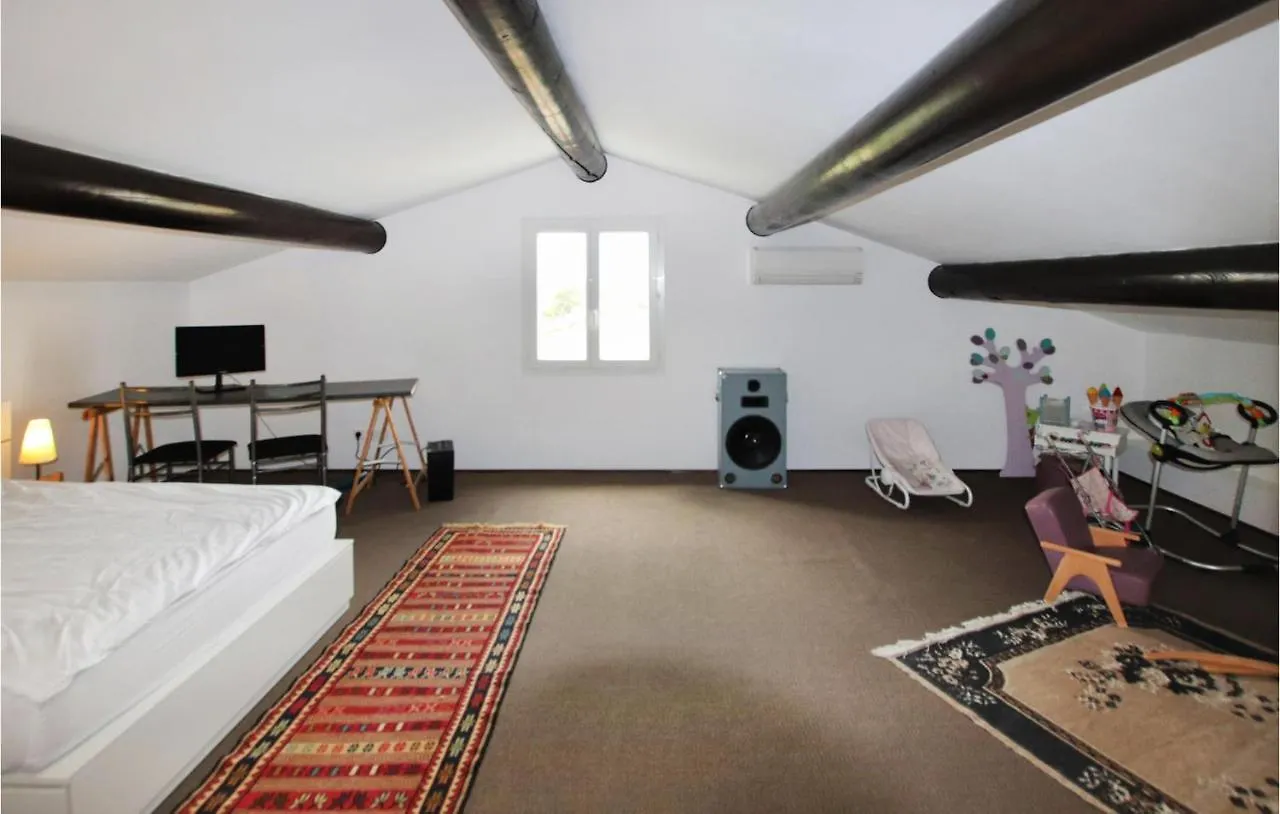 Lovely Home In Aubignan